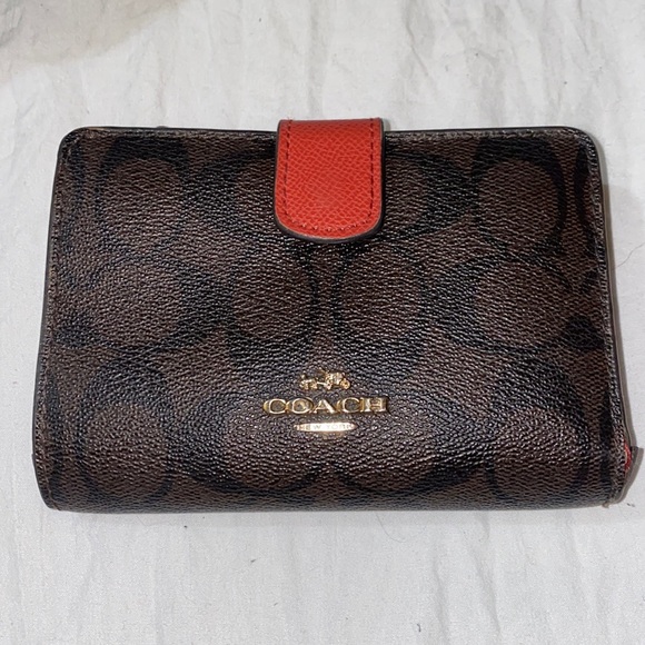 Coach Handbags - Coach wallet in brown 🤎